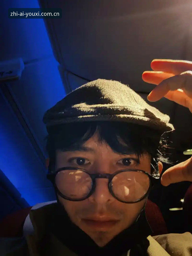凌晨两点，手机屏幕的蓝光照着周凯的脸。他靠在沙发上，指尖悬停在那场欧冠淘汰赛的直播图标上——半秒的延迟，在球迷眼里足以让肾上腺素冷却。这个从2016年就开始用爱游戏平台的老用户，习惯了在零点后打开APP，看一场西甲，或者追一局电竞赛事。但就在前天，入口页面忽然变了样，熟悉的登录框消失了，取而代之的是一个加载失败的白色方块。他试了三次，重启了一次手机，最后还是退出了应用。